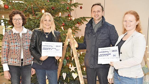 Unser Bild zeigt bei der Spenden&uuml;bergabe (von links) Schulleiterin Doris H&ouml;rath, Regina Herath (Gummi-Stiftung), B&uuml;rgermeister Robert Bosch und Pia Hempfling (Awo).  Foto: Uschi Prawitz