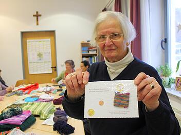 Mechthild von Czettritz und Neuhaus führt den Strickkreis im evangelischen Gemeindehaus seit über 40 Jahren. Für den Verkauf vor Weihnachten haben die Frauen immer neue Ideen. Foto: Julia Raab