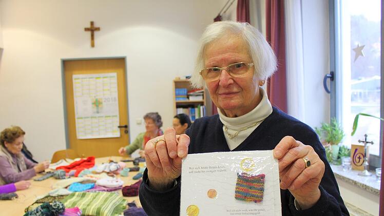 Mechthild von Czettritz und Neuhaus führt den Strickkreis im evangelischen Gemeindehaus seit über 40 Jahren. Für den Verkauf vor Weihnachten haben die Frauen immer neue Ideen. Foto: Julia Raab