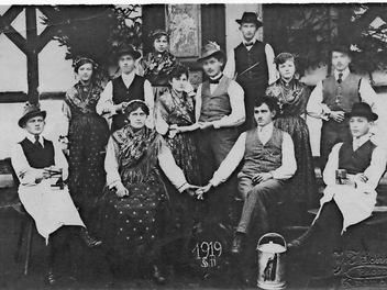 Ein Erinnerungsfoto von der Einhaltkirchweih in Pressig im Jahr 1919  Foto: Archiv Georg Dinkel, Pressig