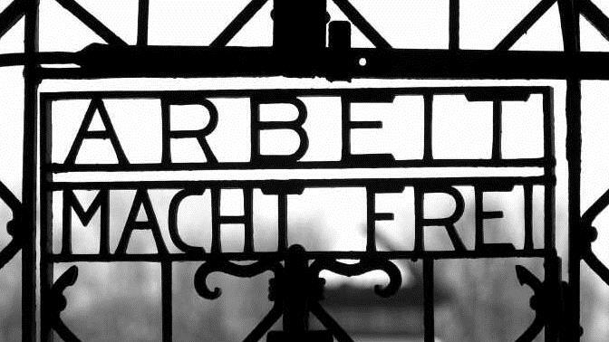 Vor 75 Jahren, am 29. April 1945, befreiten amerikanische Truppen das KZ Dachau. Etwa  41 500 Menschen wurden im Haupt- und den Außenlagern ermordet. Am Eisentor des Haupteingangs prangt der Schriftzug "Arbeit macht frei".  Archiv/Frank Mächler/dpa