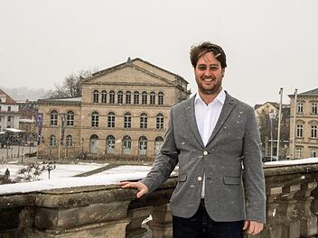 Foto-Shooting im Schneetreiben: Daniel Carter Anfang Februar sein Amt als neuer Generalmusikdirektor am Landestheater Coburg offiziell an.Foto: Jochen Berger