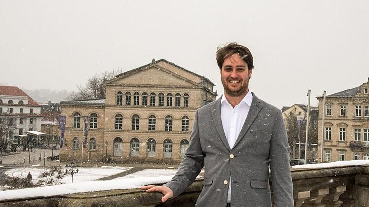 Foto-Shooting im Schneetreiben: Daniel Carter Anfang Februar sein Amt als neuer Generalmusikdirektor am Landestheater Coburg offiziell an.Foto: Jochen Berger