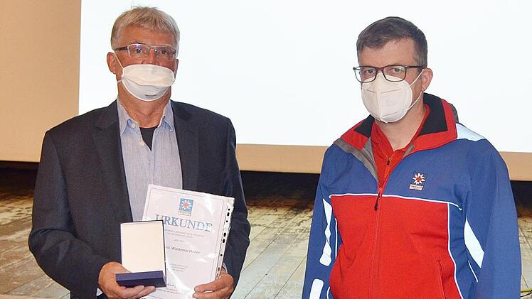 Bei der Jahresversammlung der Bergwacht Rhön-Spessart wurde Dr. Waldemar Hohm mit dem Leistungsabzeichen in Bronze der Bergwacht durch Regionalleiter Steffen Koberstein ausgezeichnet.  Foto: Hanns Friedrich