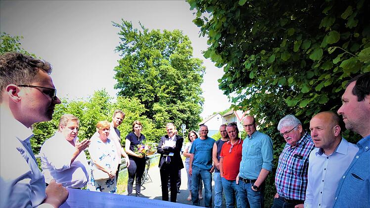 Im Juni letzten Jahres stellten Abteilungsleiter Konstantin Starke (links) und Baurat Philip Wagner (rechts) vom Staatlichen Bauamt Bayreuth den ersten Entwurf der geplanten Lärmschutzwand entlang der B 303 der Marktgemeinde und den Anliegern vor. Im Dezember 2021 sprach sich der Marktgemeinderat einstimmig für die Variante mit einer vier Meter  hohen Lärmschutzwand und einem 2,50 Meter breiten Geh- und Radweg aus.   Foto: Archiv/Werner Reißaus