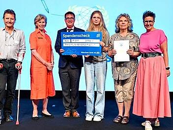 Preisverleihung an das FMG: (Von links) Bernd Holthusen, Organisatorin Roswitha Wenzl, Schulleiter Martin Steinel; die ehemalige Wertebotschafterin Fiona Daniel (11a), Barbara Libner (mitverantwortliche Lehrkraft) und Heike Mais vom Verein &bdquo;Zivilc...