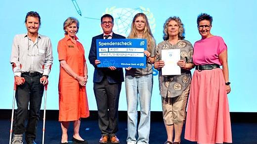Preisverleihung an das FMG: (Von links) Bernd Holthusen, Organisatorin Roswitha Wenzl, Schulleiter Martin Steinel; die ehemalige Wertebotschafterin Fiona Daniel (11a), Barbara Libner (mitverantwortliche Lehrkraft) und Heike Mais vom Verein &bdquo;Zivilc...