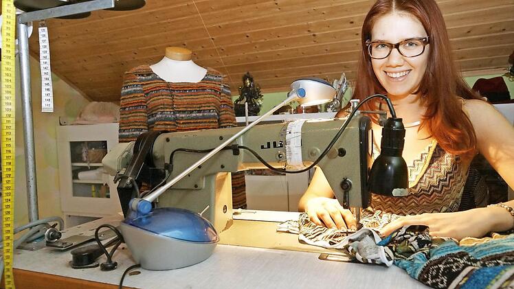Handarbeit: Sarah Baron verbringt zu Hause viele Stunden an der Nähmaschine. Foto: Arkadius Guzy