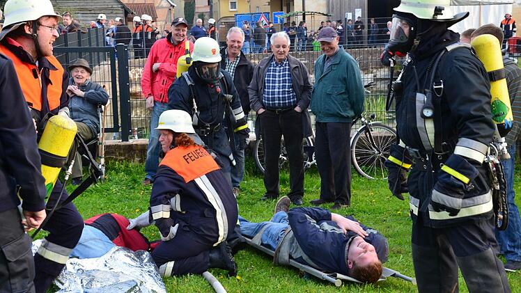 Viele Schaulustige bei den Übungen.