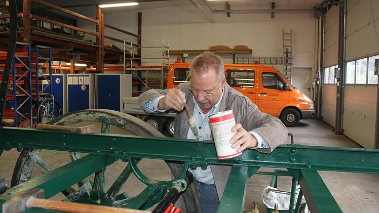 Lothar Hoffmann beim Malen. Foto: Mäuser