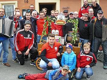 Die Kerwa-Burschen vor dem Gasthof "Zum Adler" Foto: Klaus-Peter Wulf