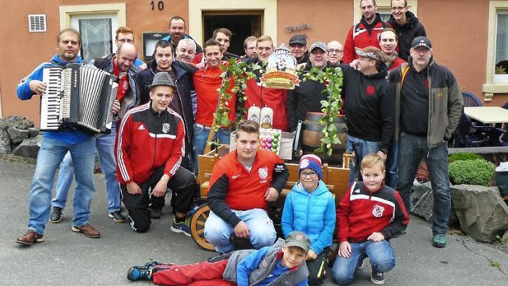 Die Kerwa-Burschen vor dem Gasthof "Zum Adler" Foto: Klaus-Peter Wulf