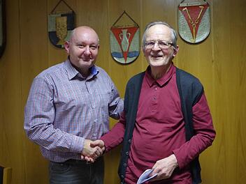 Franz Kluge wurde zum Flüchtlingsbeauftragten bestellt. Links Bürgermeister Peter Ebertsch  Foto: Veronika Schadeck