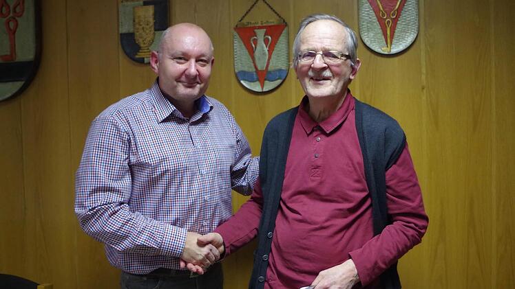 Franz Kluge wurde zum Flüchtlingsbeauftragten bestellt. Links Bürgermeister Peter Ebertsch  Foto: Veronika Schadeck