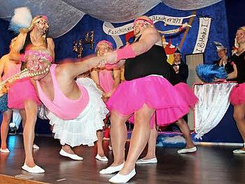 Am Samstagabend schwingen sie wieder im Gardedress das Tanzbein: die Seßlacher "Mauerschwälbchen".  Foto: Bettina Knauth