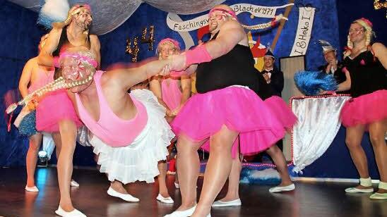 Am Samstagabend schwingen sie wieder im Gardedress das Tanzbein: die Seßlacher "Mauerschwälbchen".  Foto: Bettina Knauth