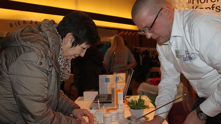 Bei der Firma Geuther wurde über Hörgeräte informiert. Foto: Veronika Schadeck