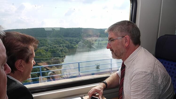Da schau her: Coburgs Oberbürgermeister Norbert Tessmer, IHK-Präsident Friedrich Herdan und Landrat Michael Busch (von links) bei der Premiere einer Fahrt auf der Brücke über den Froschgrundsee. Foto: Berthold Köhler