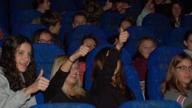 Daumen hoch für eine gelungene Vorstellung: Beim Start in die Schulkinowoche sahen die Siebtklässler des Gymnasiums Casimirianum den Film "Zootopia". Foto: Helke Renner