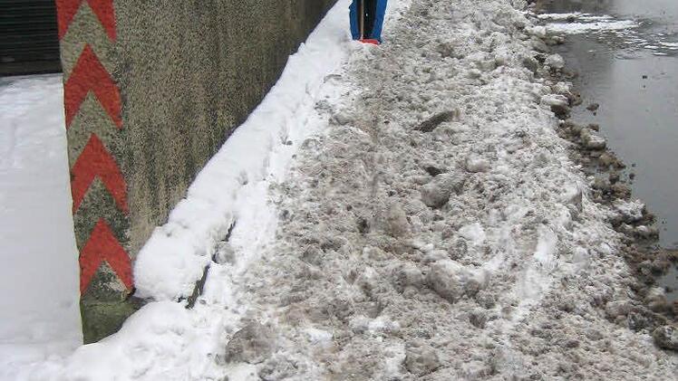 ... auch seinen Gehweg habe der Schneepflug unnötigerweise verschmutzt. Foto: Christian Höfner