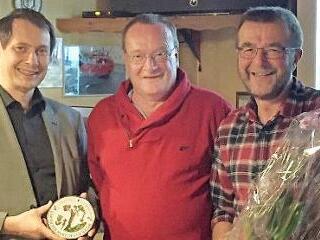 Stadtsteinachs Bürgermeister Roland Wolfrum (von links) überreichte dem Triebenreuther Karl-Heinz Fischer die Tonmodel des Landkreises für den Sieg im Einzelhauswettbewerb. Mit im Bild der Vorsitzende des Gartenbauvereines Triebenreuth, Alwin Geyer. Foto: Klaus-Peter Wulf