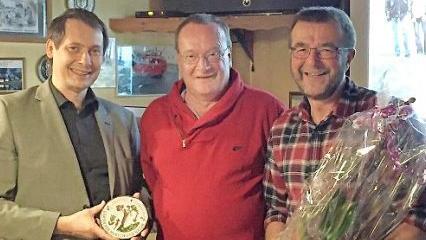 Stadtsteinachs Bürgermeister Roland Wolfrum (von links) überreichte dem Triebenreuther Karl-Heinz Fischer die Tonmodel des Landkreises für den Sieg im Einzelhauswettbewerb. Mit im Bild der Vorsitzende des Gartenbauvereines Triebenreuth, Alwin Geyer. Foto: Klaus-Peter Wulf