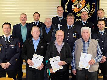 Dass die Treue zur heimischen Wehr über 70 Jahre lang gehalten werden kann, ist in Schwärzelbach keine Seltenheit. Es gratulierten (von links): Kreisbrandmeister Oliver Lukaschewitsch, Bürgermeister Jürgen Karle, Kommandant Alexander Heim sowie die Vorsitzenden Simon Beck und Tobias Breitenbach (dahinter).  Foto: Gerd Schaar