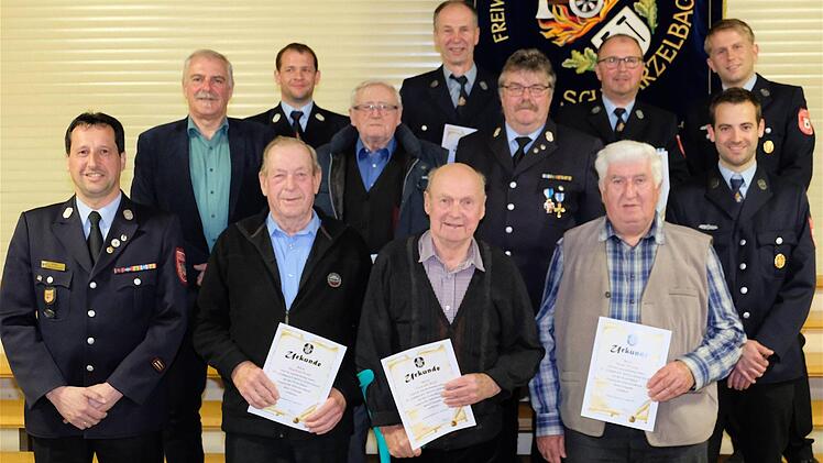 Dass die Treue zur heimischen Wehr über 70 Jahre lang gehalten werden kann, ist in Schwärzelbach keine Seltenheit. Es gratulierten (von links): Kreisbrandmeister Oliver Lukaschewitsch, Bürgermeister Jürgen Karle, Kommandant Alexander Heim sowie die Vorsitzenden Simon Beck und Tobias Breitenbach (dahinter).  Foto: Gerd Schaar