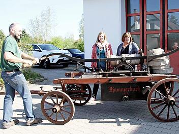 Die erste Feuerlöschpumpe aus dem Jahr 1877, hergestellt von der Nürnberger Firma Justus Braun, haben vor dem Jubiläum (v.l.) Zweiter Vorsitzender Reiner Prücklmeier, die Vorsitzende Christian Harrer, Rita Dankers und Kassier Johannes Erhardt aus dem Depot geholt. Foto: Sänger
