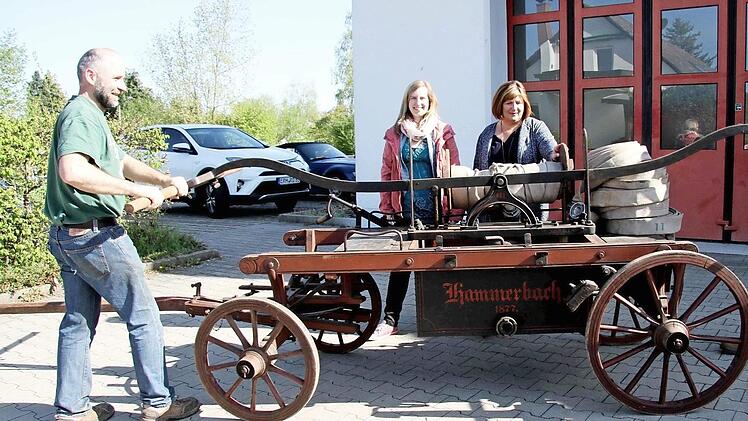 Die erste Feuerlöschpumpe aus dem Jahr 1877, hergestellt von der Nürnberger Firma Justus Braun, haben vor dem Jubiläum (v.l.) Zweiter Vorsitzender Reiner Prücklmeier, die Vorsitzende Christian Harrer, Rita Dankers und Kassier Johannes Erhardt aus dem Depot geholt. Foto: Sänger