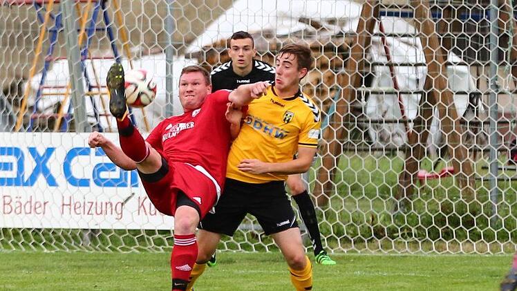 Volles Risiko geht Meeders Tim Knoch und versucht sich mit einem Fallrückzieher gegen David Oxenfahrt