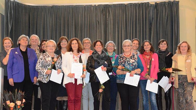 Mentorinnen und Mentees erhielten nach zehn Monaten der Zusammenarabeit ein Zertifikat. Elisabeth Assmann