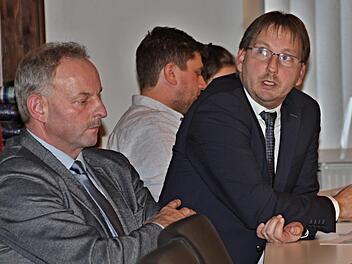 Bürgermeister Wolfram Thein (rechts) bei seinem Jahresrückblick; links Zweiter Bürgermeister Harald Deringer.Helmut Will