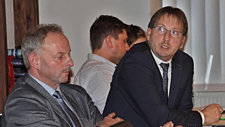 Bürgermeister Wolfram Thein (rechts) bei seinem Jahresrückblick; links Zweiter Bürgermeister Harald Deringer.Helmut Will