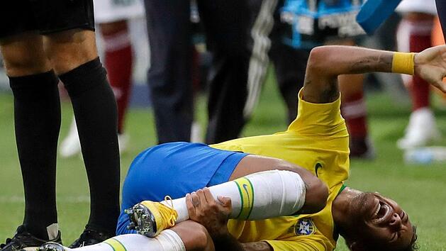 Brasiliens Star Neymar stand wegen st&auml;ndiger Schauspieleinlagen in der Kritik der Fans. Foto: Andre Penner/AP/dpa