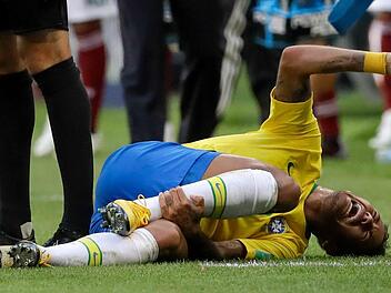 Brasiliens Star Neymar stand wegen ständiger Schauspieleinlagen in der Kritik der Fans. Foto: Andre Penner/AP/dpa