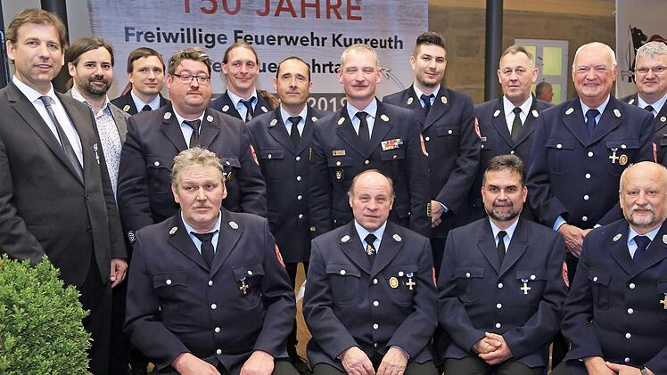 Sie haben 25 und 40 Jahre Dienst in den Feuerwehren Kunreuth und Ermreus geleistet. Fotos: Franz Galster
