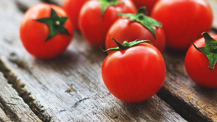 Eine Frau aus Kiew hat eine Drohne mit einem Glas eingelegter Tomaten treffsicher unschädlich gemacht.