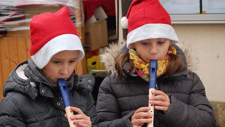 Mit weihnachtlichen Melodien erfreuten die Kinder der Flötengruppe die zahlreichen Besucher des  Markts.