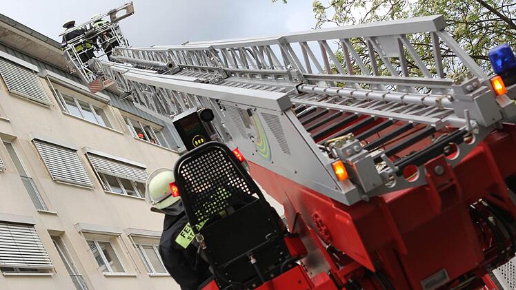 Bis in den dritten Stock muss die Drehleiter der Kronacher Feuerwehr reichen, um alle Heimbewohner im Notfall retten zu können