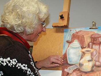 Elisabeth Brüns malt mit Hingabe. Sie war gleich infiziert. Foto: Gabriele Sell