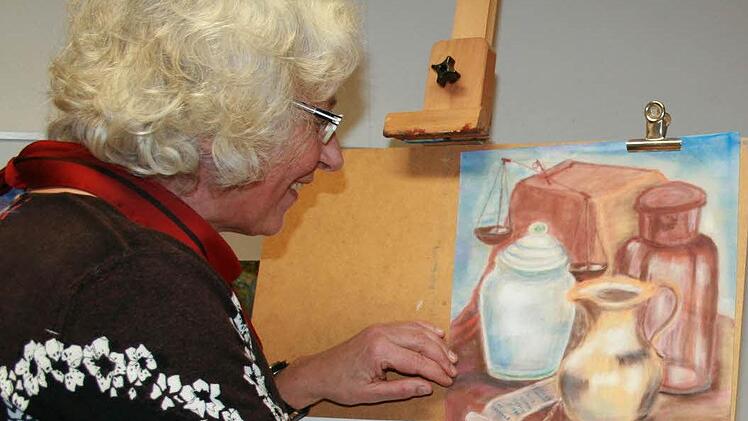 Elisabeth Brüns malt mit Hingabe. Sie war gleich infiziert. Foto: Gabriele Sell