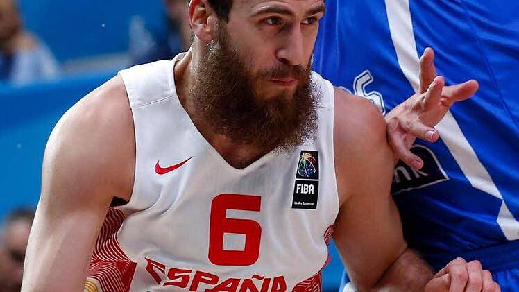 Sergio Rodriguez (links) versucht gegen den Neu-Bamberger im Griechenland-Trikot, Nikos Zisis, zum Korb zu ziehen. Foto: Sebastian Nogier /dpa