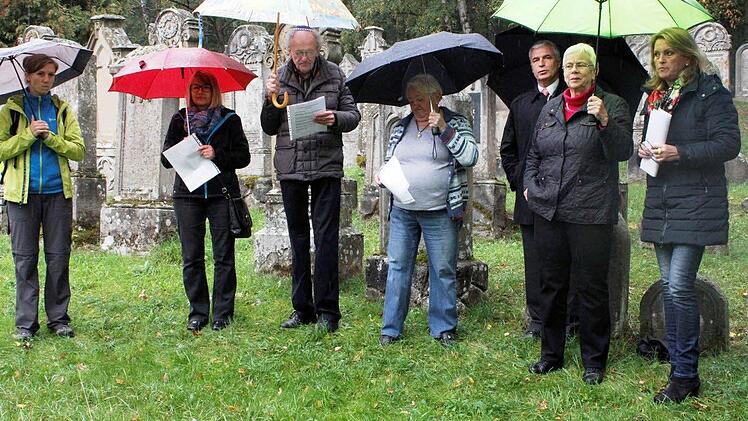 Von links nach rechts bei der Gedenkfeier: Franziska Grie&szlig;er-Birnmeyer, Elke Jahn, Josef Motschmann, Erna Grampp, der 1. B&uuml;rgermeister von Marktzeuln, Gregor Friedel Zech, die 3. B&uuml;rgermeisterin Akltenkunstadt, Allmut Schuhmann, und die 2. B&uuml;rgermeisterin Lichtenfels, Sabine Rie&szlig;ner Foto: Roland Dietz