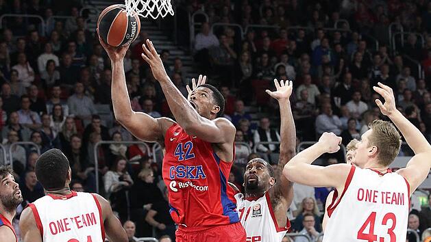 Diese Szene spiegelt die Abwehrprobleme der Bamberger wider: Kyle Hines (mit Ball) kommt in Korbn&auml;he unbedr&auml;ngt zum Wurf. Hier setzt er sich gegen Darius Miller (l.), Brad Wanamaker und Leon Radosevic durch. Foto: sportpress