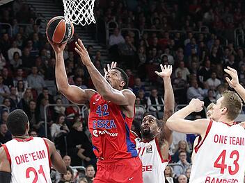 Diese Szene spiegelt die Abwehrprobleme der Bamberger wider: Kyle Hines (mit Ball) kommt in Korbnähe unbedrängt zum Wurf. Hier setzt er sich gegen Darius Miller (l.), Brad Wanamaker und Leon Radosevic durch. Foto: sportpress