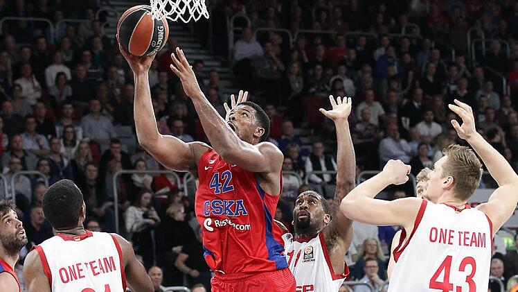 Diese Szene spiegelt die Abwehrprobleme der Bamberger wider: Kyle Hines (mit Ball) kommt in Korbnähe unbedrängt zum Wurf. Hier setzt er sich gegen Darius Miller (l.), Brad Wanamaker und Leon Radosevic durch. Foto: sportpress
