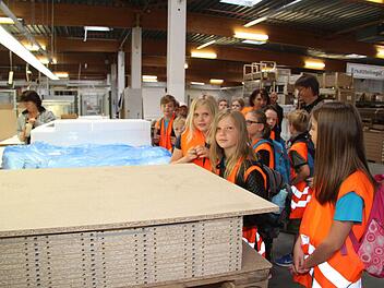 Die Grundschüler aus Thurnau erkundeten die heimische Arbeitswelt. Der neunjährige Lars Zimmermann (Bild rechts) durfte auf dem Stapler mal Probesitzen. Er interessierte sich bei Maja vor allem für die Technik Fotos: Sonja adam