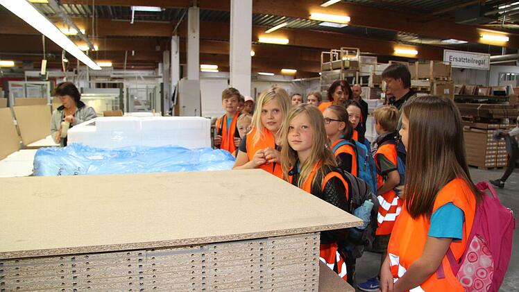 Die Grundschüler aus Thurnau erkundeten die heimische Arbeitswelt. Der neunjährige Lars Zimmermann (Bild rechts) durfte auf dem Stapler mal Probesitzen. Er interessierte sich bei Maja vor allem für die Technik Fotos: Sonja adam