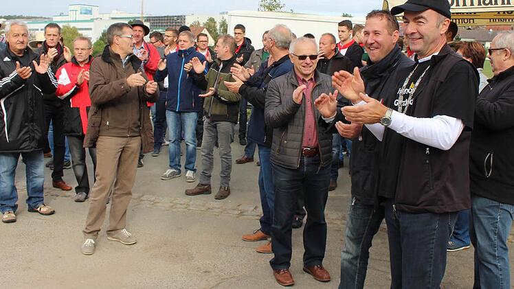 Schon vor dem Zelt war die Stimmung ausgelassen. Mittendrin Bürgermeister Helmut Lottes  Foto: Evi Seeger